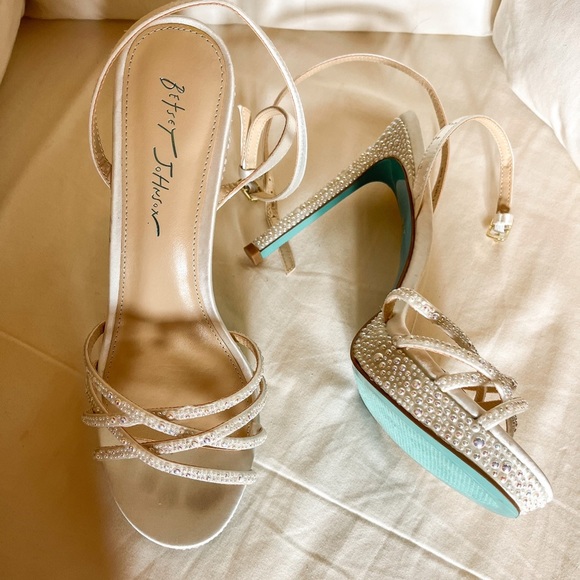 NWOT - Betsy Johnson Perl heels -  size 9.5 - Picture 2 of 6